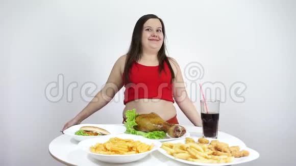 厚的女孩跳舞微笑脂肪垃圾快餐身体积极向上热爱身体视频的预览图