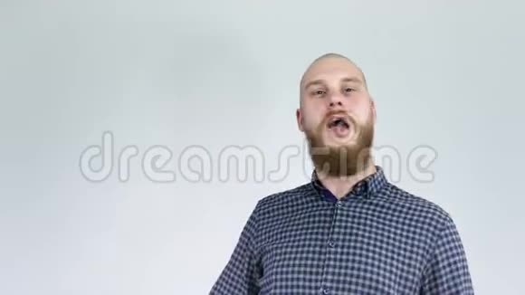 有着红胡子的疯狂秃头拿着两把梳子好玩的酷视频视频的预览图