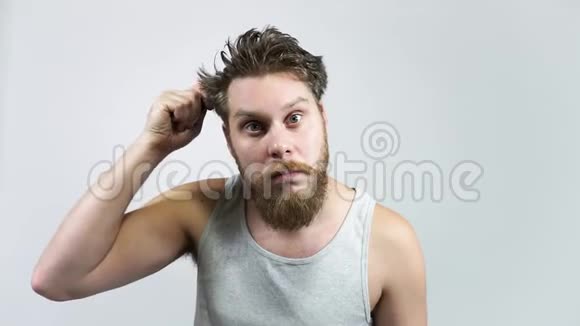 那个留胡子的男人梳头照镜子视频的预览图