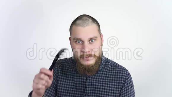 一个头发往后退的男人拿着梳子心烦意乱秃头病视频的预览图