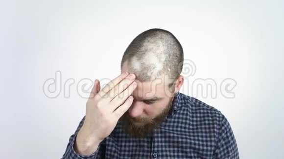 一个男人看到你掉下来的头发的倒影脱发视频的预览图