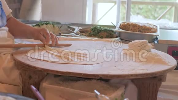 女人用传统的方式做玉米饼正宗手工玉米饼视频的预览图