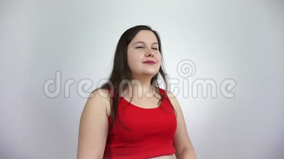 胖女孩吃汉堡包穿红色衣服的超重女人吃快餐肥胖视频的预览图