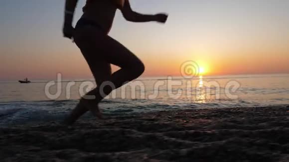 一位年轻女子沿着沙滩慢跑视频的预览图