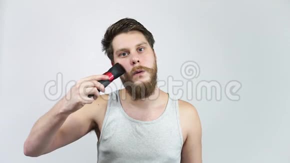 梳胡子那个人在浴室里用剪刀修胡须视频的预览图