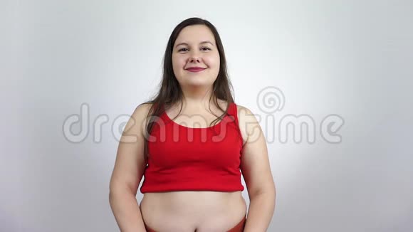可爱的胖女孩超重但吃汉堡包快餐和健康食品视频的预览图
