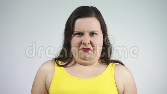 胖姑娘看到了双下巴的倒影过度饮食导致肥胖视频的预览图