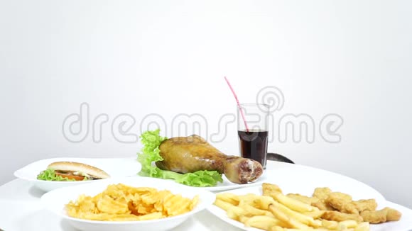 吃的桌子和那个和女孩一起吃饭的家伙美国人的饮食视频的预览图