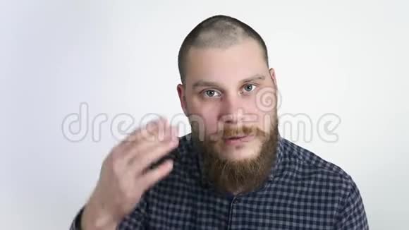 人脱发或脱发成年男子的手指着他的秃头视频的预览图