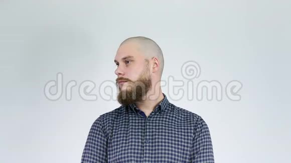 那个长着浓密胡须的秃头转过头来露出了他的发型视频的预览图