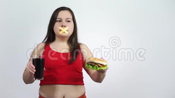 胖女人闭着嘴拒绝高热量食物的肖像饮食视频的预览图