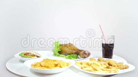 胖女孩在节食吃一切不健康的食物和暴饮暴食视频的预览图
