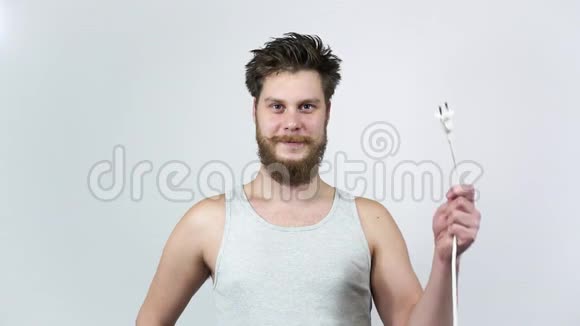 男人拿着电线微笑电工用自己的手汉迪曼视频的预览图