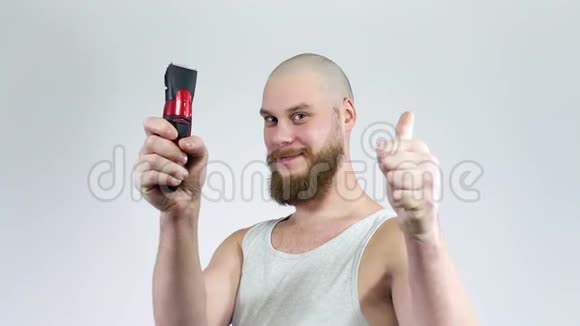 秃头的家伙有胡子手里拿着剪刀刮胡子上面的东西视频的预览图