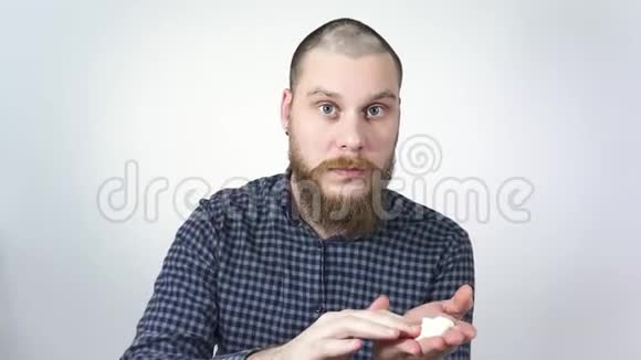 光头男用的是头发恢复器头早秃的奶油视频的预览图