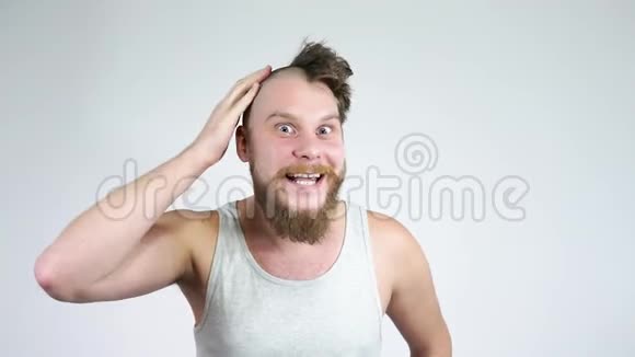 一个有着疯狂头发的滑稽家伙摸着他的头笑了起来理发店视频的预览图