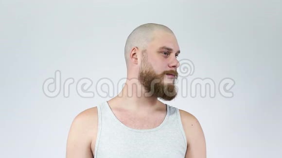 有胡子的家伙露出他的秃头和全脸视频的预览图