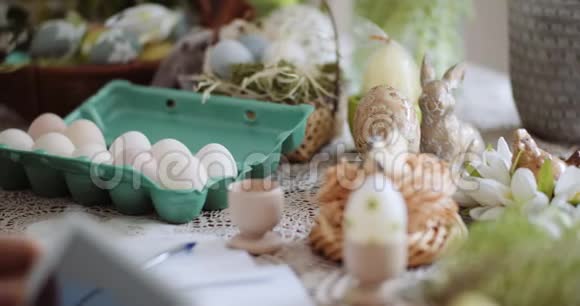 复活节快乐餐桌上的复活节彩蛋装饰品视频的预览图