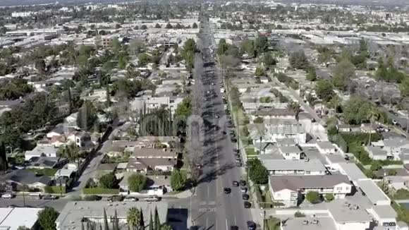 空中无人驾驶飞机观看郊区住宅凡努伊斯加利福尼亚州视频的预览图