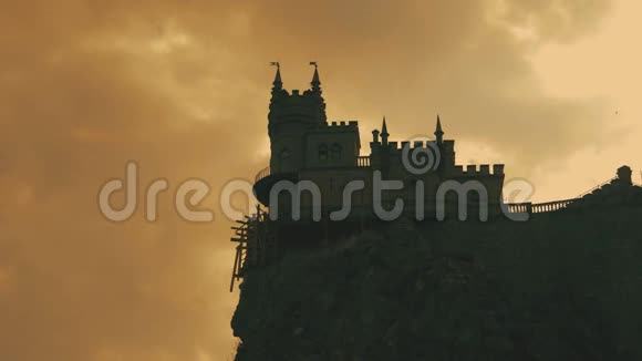 燕子在黑海岩石上的巢堡雅尔塔克里米亚视频的预览图