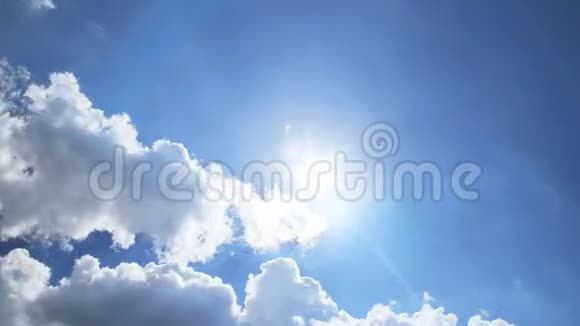 蓝色天空美丽的云空间天气视频的预览图