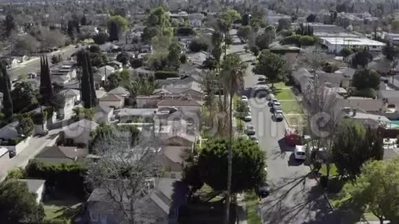 洛杉矶范奈斯附近房屋的空中上升视频的预览图