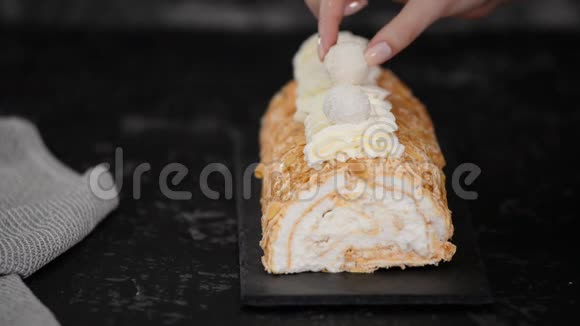 用糖果装饰一个美味的meringue卷饼视频的预览图