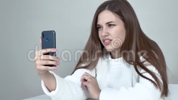 白人女孩在智能手机摄像头中表达厌恶情绪视频的预览图