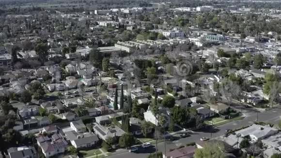 加州范奈斯白天的住宅小区住宅的空中前景视频的预览图
