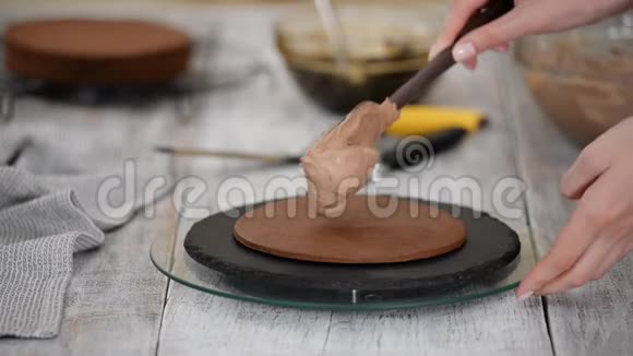 一步一步地糕点师傅用西梅馅做巧克力层蛋糕视频的预览图