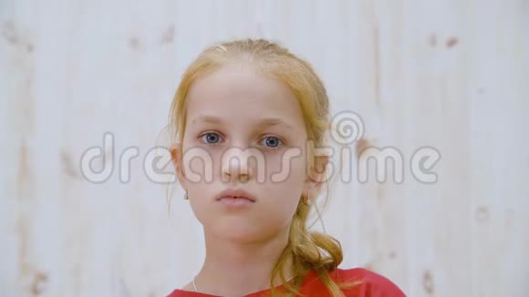 体贴的少年女孩在灯光工作室摸下巴肖像顽固的脸思考女孩抬头青年视频的预览图