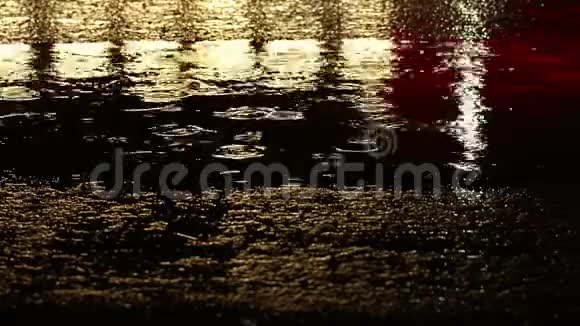 夜晚水面上的雨滴视频的预览图