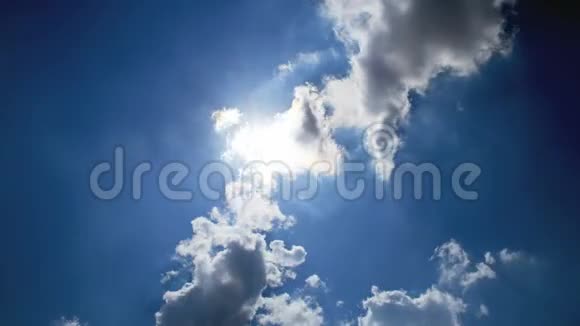 蓝色天空美丽的云空间天气视频的预览图