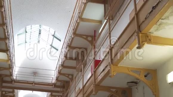 监狱屋顶采用钢筋网防护带监狱牢房门的阳台视频的预览图