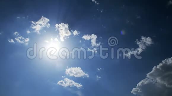 蓝天晴朗美丽的云空间天气4k视频的预览图