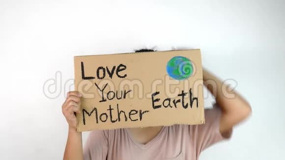 女人抱着爱你的地球母亲海报上的演示由于气候变化的塑料污染视频的预览图