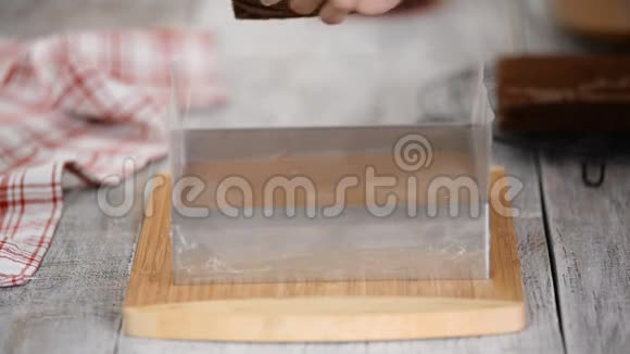 烹饪的概念专业的糕点厨师准备一个美味的巧克力蛋糕樱桃馅特写视频的预览图