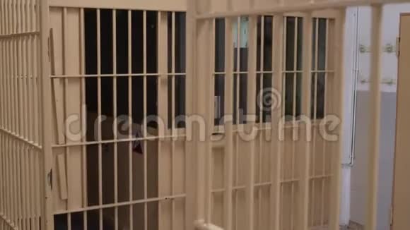 监狱走廊入口处的钢筋和门监狱检查站视频的预览图