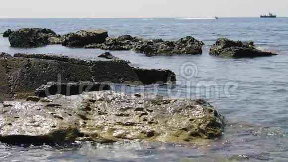 美妙的海浪正向岩石袭来视频的预览图