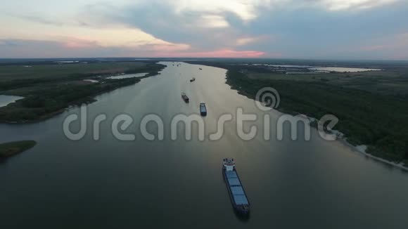 日落时分的唐河水上运输驳船无人机射击视频的预览图