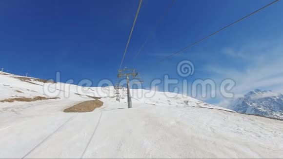 冬天的全景滑雪电梯和雪覆盖的山在一个阳光明媚的日子视频的预览图