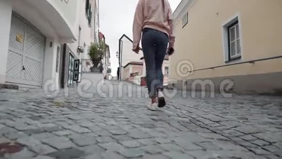 女游客在奥地利山谷的小村庄散步视频的预览图
