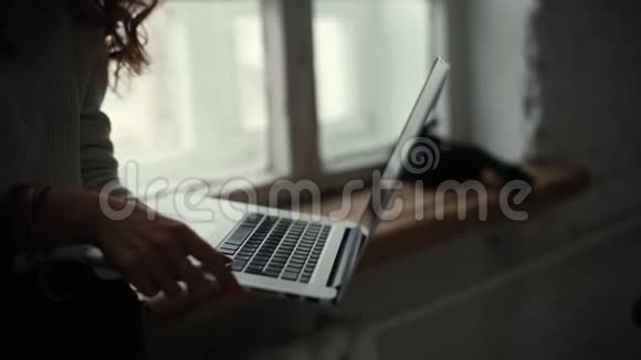 为两位不可辨认的商务女性提供笔记本电脑讨论这个项目视频的预览图