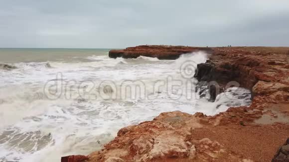 大浪撞击4k岛时海浪撞击海岸视频的预览图