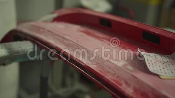 车身车间处理的汽车红色保险杠视频的预览图