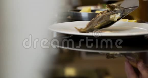 厨师把烤鱼放到盘子里视频的预览图
