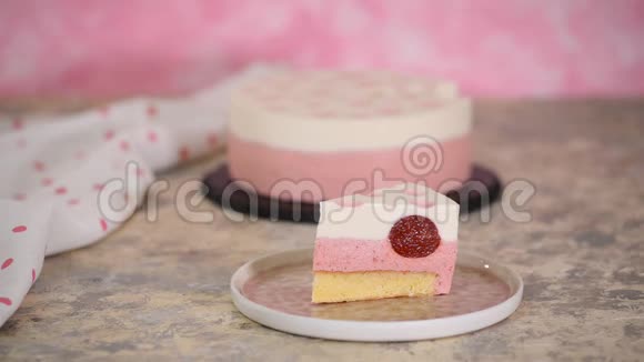 一块美味的草莓慕斯蛋糕现代甜点视频的预览图