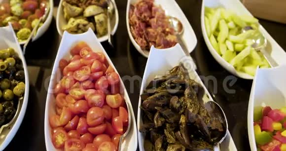 意大利食品几种新鲜沙拉和蔬菜在盘子里视频的预览图