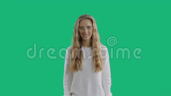 微笑的女人在绿色屏幕上显示拇指颜色关键的背景视频的预览图
