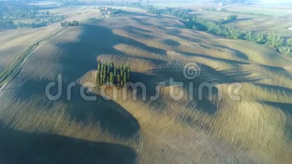 托斯卡纳奇安蒂地区乡村的无人机鸟瞰图视频的预览图